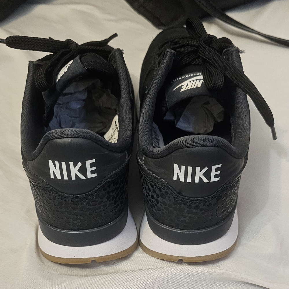 Nike Internationalist Black/Anthracite – Women's Size 6 (828404-003) - Picture 7 of 7